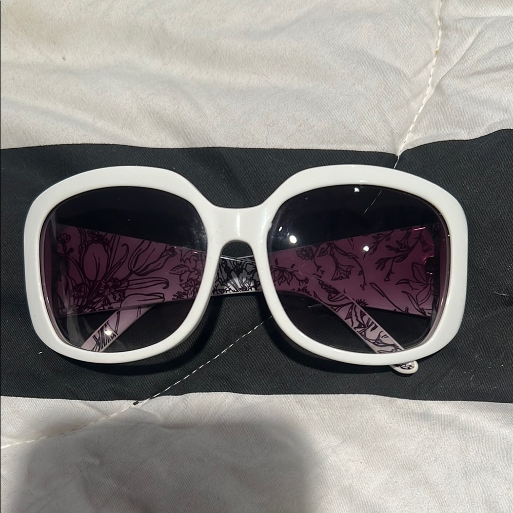 GUCCI White Sunglasses with Black Lenses